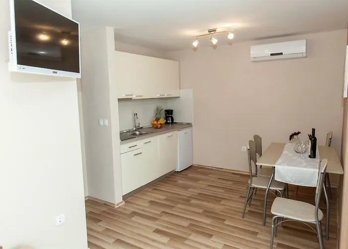 Karmen 2 Apartman *